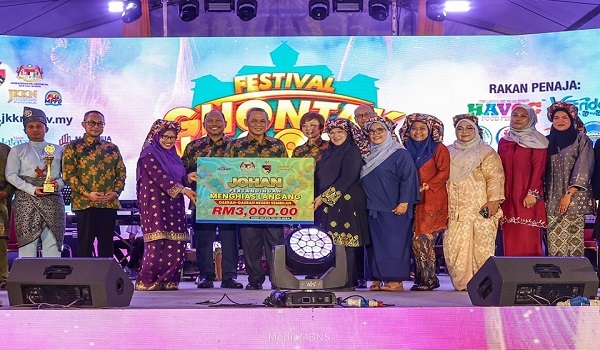 Penyampaian hadiah kepada johan Pertandingan Menghias Lancang./Foto FACEBOOK Dato' Seri Utama Haji Aminuddin Harun
